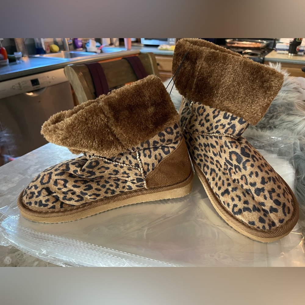 🦋 NWT Charles Albert Animal Print Boots comfort leopard boot